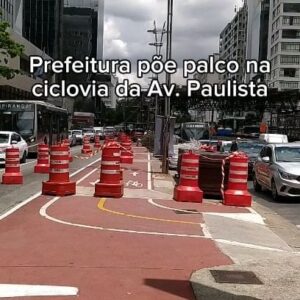 Renata Falzoni Instagram - @PREFSP COLOCA PALCO NA CICLOVIA DA AV. PAULISTA e quem precisa usar a ciclovia que se vire... Passando apertadinho do lado do palco! Estão colocando um peso enorme na ciclovia, que vai ser danificada de novo! Quem vai consertar depois?

🎥: @thomascwang / @bikezonasul