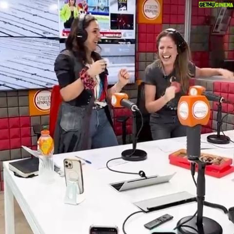 Renata Bravo Instagram - Primer día de Hable con ellas !!!!! los esperamos mañana junto a la @maca_santelices de 10 a 12 hrs por @estacionmetropolitanafm