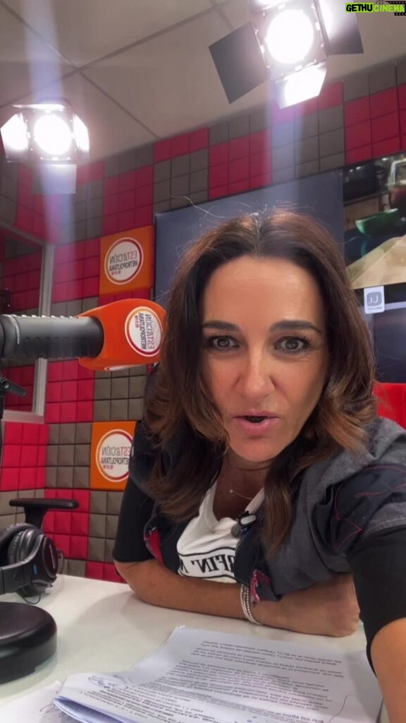 Renata Bravo Instagram - Nuestro primer programa en vivo !!!! Invitado @clmoreno.comediante acá en la @estacionmetropolitanafm escúchanos de lunes a viernes desde las 10 a las 12 hrs en la 95.9 con la grosa @maca_santelices somos HABLE CON ELLAS #entrevistas #datos #conversación #risas #ayudasocial desde regiones nuestra web lametrofm.cl