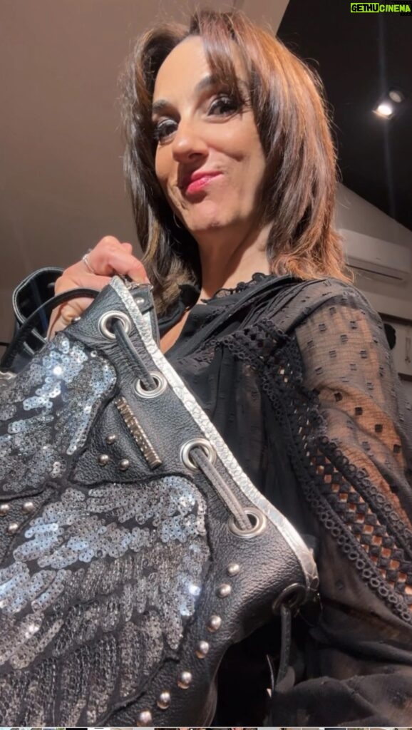 Renata Bravo Instagram - Hermosa la nueva tienda de mi amiga @_lolamir en #loscobresdevitacura vayan a conocerla ! Hay de todo! Chaquetas de cuero argentinas increíbles , botas, zapatillas, decoración, joyas, regalos, trajes de baño…. Es que hay de todo!!! La amé 🔥🔥🔥🔥