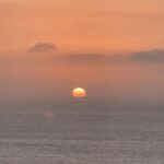 Renata Bravo Instagram - No me cansaré jamás de ver las puestas de sol, todas son distintas, marcan una línea de tiempo, me sitúo en el día vivido, agradezco tener más experiencias que ayer , de seguir viva, además de entender un poco más cómo funciona la naturaleza y sus distintas especies, con la puesta de sol los pájaros vuelan siempre en la misma dirección en busca de su refugio, cómo cuando uno era niño y te decían vuelve cuando se entre el sol 🙏🙌🌞