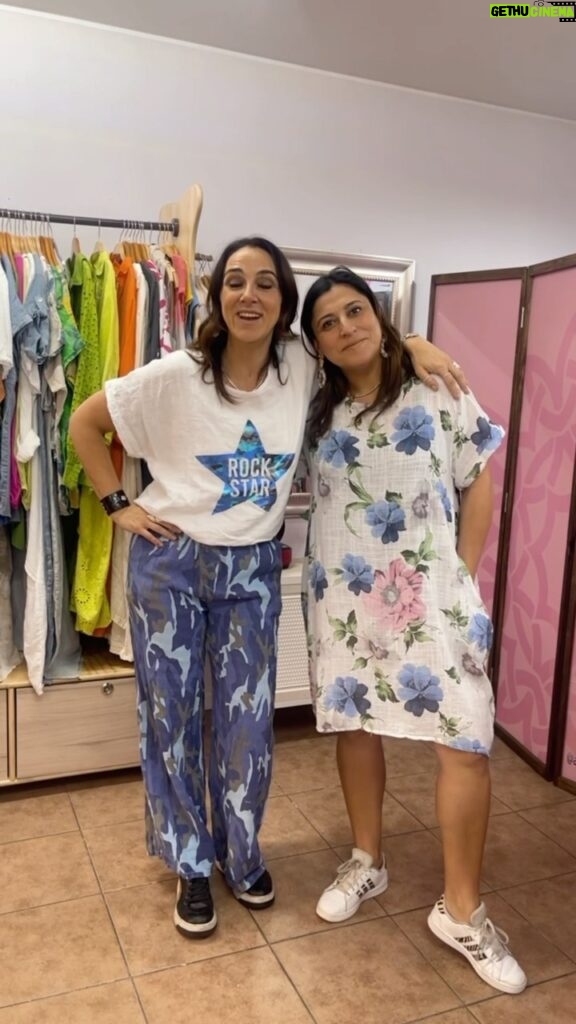 Renata Bravo Instagram - El 19 de nov es el día internacional del emprendimiento femenino, y quiero destacar a mi amiga @andrea_emparan_accesorios que hace 7 años comenzó con tu emprendimiento, y hoy es un gran ejemplo! Te admiro @andrea_emparan_accesorios #modaitaliana #mujeremprendedora💪 #accesorios tienda física apoquindo 6415 rampa de las flores Metro manquehue las esperamos !