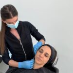 Renata Bravo Instagram - Hoy en día tenemos que cambiar un poco la mirada en cuanto a los procedimientos estéticos, sacarnos de la cabeza que es algo superficial y netamente vanidad y empezar a entenderlos como un tratamiento para lo que es la “patología del envejecimiento” facial, para así recuperar un estado de bienestar, confianza, seguridad y muchas veces autoestima. La razón por la que amo Sculptra, es que con este bioestimulador de colágeno devolvemos SALUD a la piel, le quitamos años de encima, mejoramos firmeza, turgencia, elasticidad, entre otros. Teniendo una mejor calidad de piel, cuando combinamos con otros tratamientos, podemos lograr resultados mejores y más NATURALES🫶🏻 Sculptra también puede ser utilizado de manera preventiva! Como dijo otra Dra hoy “colágeno no se le niega a nadie”😁😮‍💨 Gracias a mi encantadora paciente @Renata_bravo_ por tu simpatía y por confiar en mis manos♥️🙏🏼 . #Colageno #bioestimuladoresdecolágeno #sculptra #medicinaantienvejecimiento #antiage #salud #juventud