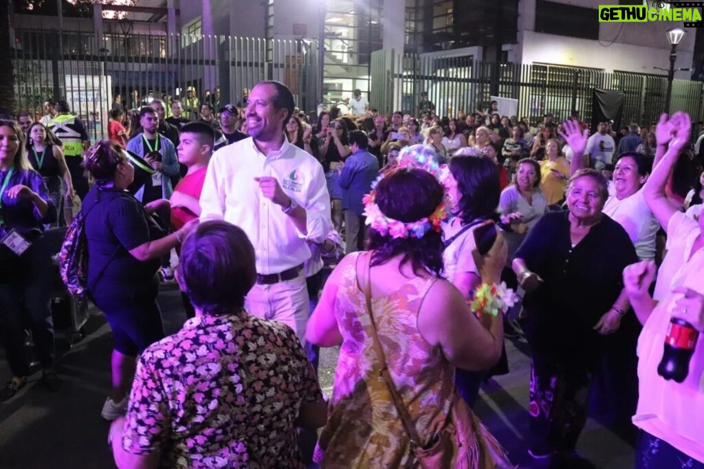 Renata Bravo Instagram - MÁS DE DIEZ MIL PERSONAS PRESENCIARON SHOW DE LOS VÁSQUEZ EN LA CISTERNA POR CIERRE DEL MES DE LA MUJER COMUNAL La esquina de la Gran Avenida con Pedro Aguirre Cerda, en las cercanías de la intermodal de La Cisterna, se vio colmada de miles de personas que acudieron al llamado del municipio cisternino y su alcalde Joel Olmos, para cerrar con un gran acto musical, las actividades del Mes de la Mujer 2024. En este contexto el plato fuerte de la jornada se vivió con el show de la banda Los Vásquez quienes hicieron vibrar a los más de 10.000 asistentes, con su mezcla de cumbia, pop y balada que los caracteriza en su carrera de más 14 años de extensión. “Estamos muy contentos de ver a miles de vecinos y vecinas disfrutando con tranquilidad, en familia, el cierre de múltiples actividades que desarrollamos desde el Municipio comunitario, a lo largo del mes de la mujer. Desde talleres, charlas, ferias de emprendimientos hasta lo de hoy. (…) para nosotros la democratización de la cultura y el arte son aspectos clave y lo de hoy es expresión de aquello”, afirmó el alcalde Joel Olmos tras el cierre del evento. El edil cisternino además remarcó que “el día de la mujer y todo este mes es significativo para nuestra gestión, pues nuestro enfoque apunta al avance en derechos de las mujeres; a la superación de toda discriminación y toda violencia. Es decir, avanzar más rápido hacia una sociedad con mujeres más empoderadas, autónomas y libres en la concreción de sus proyectos de vida”. El cierre del Mes de la Mujer, fue animado por la actriz Renata Bravo, e incluyó la presentación de la banda de covers del recuerdo “Cuerda para rato”; así como la presentación de las bailarinas de danza del vientre tribal y fusión “Tribu Nidhi”. Un evento que implicó el cierre de ambas pistas de la Gran Avenida y que se transformó en un hito en materia cultural y de masividad para la zona sur de Santiago. #MesDeLaMujer