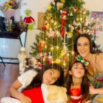 Renata Bravo Instagram - Les deseamos una feliz navidad! Para los que están , los que estuvieron y dejaron huellas en nuestras vidas, para todos las familias por distintas que sean, para todas que con el nacimiento de Jesús ésta noche, nazcan puras cosas bellas, amor, unión , paz, alegrías y muchas aventuras más 🎁🎅🎄 gracias a toda mi gente que siempre está presente en mi vida…. feliz navidad a cada uno 🙌