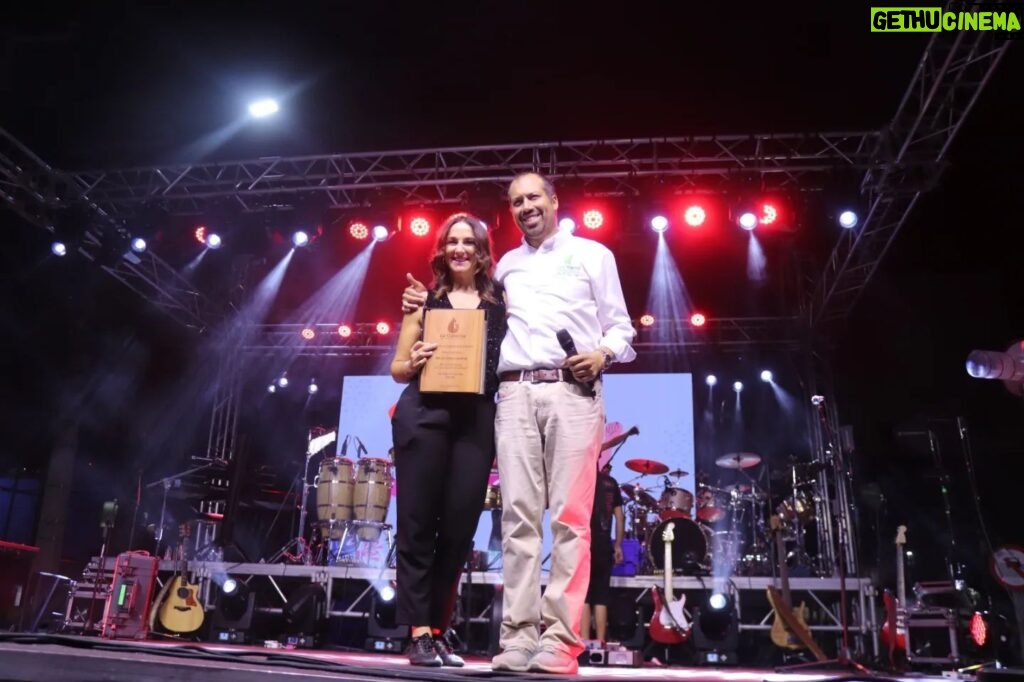 Renata Bravo Instagram - MÁS DE DIEZ MIL PERSONAS PRESENCIARON SHOW DE LOS VÁSQUEZ EN LA CISTERNA POR CIERRE DEL MES DE LA MUJER COMUNAL La esquina de la Gran Avenida con Pedro Aguirre Cerda, en las cercanías de la intermodal de La Cisterna, se vio colmada de miles de personas que acudieron al llamado del municipio cisternino y su alcalde Joel Olmos, para cerrar con un gran acto musical, las actividades del Mes de la Mujer 2024. En este contexto el plato fuerte de la jornada se vivió con el show de la banda Los Vásquez quienes hicieron vibrar a los más de 10.000 asistentes, con su mezcla de cumbia, pop y balada que los caracteriza en su carrera de más 14 años de extensión. “Estamos muy contentos de ver a miles de vecinos y vecinas disfrutando con tranquilidad, en familia, el cierre de múltiples actividades que desarrollamos desde el Municipio comunitario, a lo largo del mes de la mujer. Desde talleres, charlas, ferias de emprendimientos hasta lo de hoy. (…) para nosotros la democratización de la cultura y el arte son aspectos clave y lo de hoy es expresión de aquello”, afirmó el alcalde Joel Olmos tras el cierre del evento. El edil cisternino además remarcó que “el día de la mujer y todo este mes es significativo para nuestra gestión, pues nuestro enfoque apunta al avance en derechos de las mujeres; a la superación de toda discriminación y toda violencia. Es decir, avanzar más rápido hacia una sociedad con mujeres más empoderadas, autónomas y libres en la concreción de sus proyectos de vida”. El cierre del Mes de la Mujer, fue animado por la actriz Renata Bravo, e incluyó la presentación de la banda de covers del recuerdo “Cuerda para rato”; así como la presentación de las bailarinas de danza del vientre tribal y fusión “Tribu Nidhi”. Un evento que implicó el cierre de ambas pistas de la Gran Avenida y que se transformó en un hito en materia cultural y de masividad para la zona sur de Santiago. #MesDeLaMujer