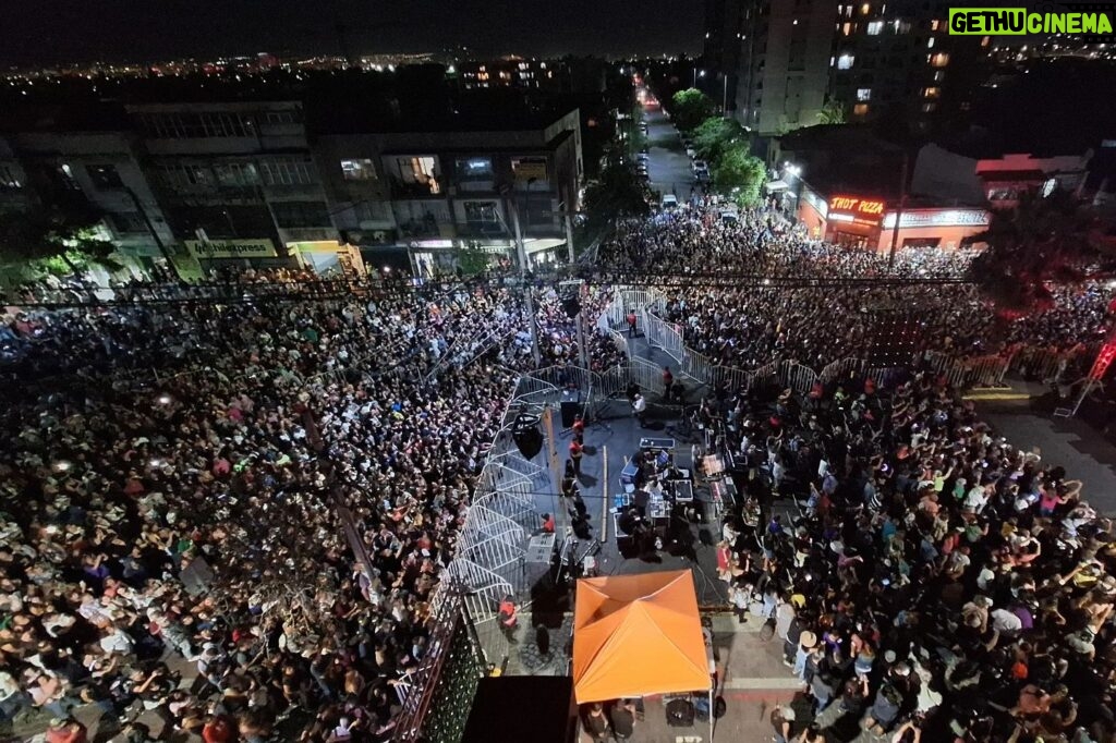 Renata Bravo Instagram - MÁS DE DIEZ MIL PERSONAS PRESENCIARON SHOW DE LOS VÁSQUEZ EN LA CISTERNA POR CIERRE DEL MES DE LA MUJER COMUNAL La esquina de la Gran Avenida con Pedro Aguirre Cerda, en las cercanías de la intermodal de La Cisterna, se vio colmada de miles de personas que acudieron al llamado del municipio cisternino y su alcalde Joel Olmos, para cerrar con un gran acto musical, las actividades del Mes de la Mujer 2024. En este contexto el plato fuerte de la jornada se vivió con el show de la banda Los Vásquez quienes hicieron vibrar a los más de 10.000 asistentes, con su mezcla de cumbia, pop y balada que los caracteriza en su carrera de más 14 años de extensión. “Estamos muy contentos de ver a miles de vecinos y vecinas disfrutando con tranquilidad, en familia, el cierre de múltiples actividades que desarrollamos desde el Municipio comunitario, a lo largo del mes de la mujer. Desde talleres, charlas, ferias de emprendimientos hasta lo de hoy. (…) para nosotros la democratización de la cultura y el arte son aspectos clave y lo de hoy es expresión de aquello”, afirmó el alcalde Joel Olmos tras el cierre del evento. El edil cisternino además remarcó que “el día de la mujer y todo este mes es significativo para nuestra gestión, pues nuestro enfoque apunta al avance en derechos de las mujeres; a la superación de toda discriminación y toda violencia. Es decir, avanzar más rápido hacia una sociedad con mujeres más empoderadas, autónomas y libres en la concreción de sus proyectos de vida”. El cierre del Mes de la Mujer, fue animado por la actriz Renata Bravo, e incluyó la presentación de la banda de covers del recuerdo “Cuerda para rato”; así como la presentación de las bailarinas de danza del vientre tribal y fusión “Tribu Nidhi”. Un evento que implicó el cierre de ambas pistas de la Gran Avenida y que se transformó en un hito en materia cultural y de masividad para la zona sur de Santiago. #MesDeLaMujer