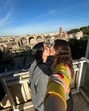 Renata Vaca Instagram - Te amo feri, en este y todos los universos… 
Que este nuevo año te traiga todas las mieles de la vida🐞 
Feliz cumpleaños, eres la mejor mamá ✨ @fervj