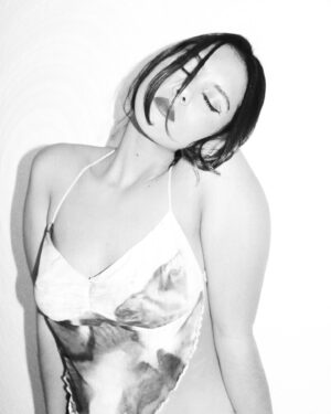 Renata Vaca Instagram - Cumplir años… que se caigan las hojas, que florezcan las jacarandas, que se desvista la ropa, que me abrace el futuro, que caminen las ganas, que me inunde la risa, que la luz no me deje, que el amor grite fuerte. 
Ya estoy grande, siento… que rápido pasa el tiempo diositosanto.