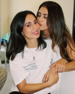 Renata Vaca Instagram - Te amo feri, en este y todos los universos… 
Que este nuevo año te traiga todas las mieles de la vida🐞 
Feliz cumpleaños, eres la mejor mamá ✨ @fervj