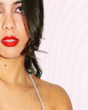 Renata Vaca Instagram - Cumplir años… que se caigan las hojas, que florezcan las jacarandas, que se desvista la ropa, que me abrace el futuro, que caminen las ganas, que me inunde la risa, que la luz no me deje, que el amor grite fuerte. 
Ya estoy grande, siento… que rápido pasa el tiempo diositosanto.