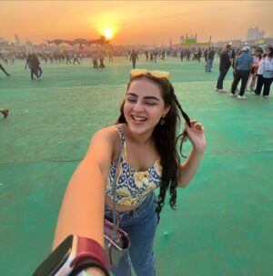 Renaye Tejani Instagram - One month later but here are some @lollaindia pics 🎫🦋💛

My festival Make up by @moonbabyree