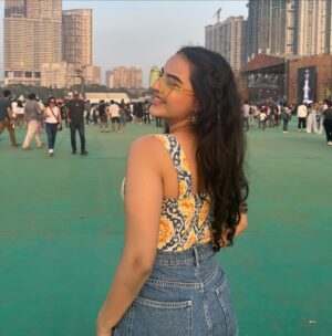 Renaye Tejani Instagram - One month later but here are some @lollaindia pics 🎫🦋💛

My festival Make up by @moonbabyree