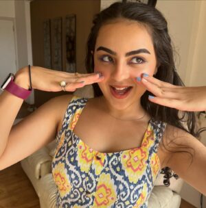 Renaye Tejani Instagram - One month later but here are some @lollaindia pics 🎫🦋💛

My festival Make up by @moonbabyree