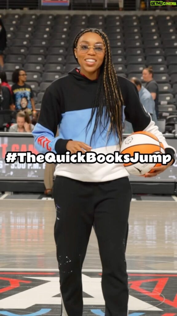 Renee Montgomery Instagram - #ad Made #TheQuickBooksJump from the court to the salon with @lo_stylz. Tag your favorite small business in the comments! @quickbooks