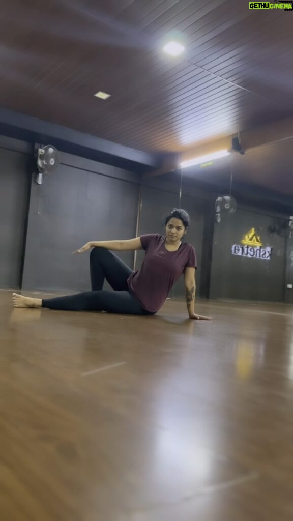 Renjini Kunju Instagram - Trying out 6 variations of side plank with @nit.unni yoga classes by @nit.unni Morning 7am to 8am- Thrice a week Contact 9747327210 or whatsapp for details #yoga #yogainspiration #yogaclasses