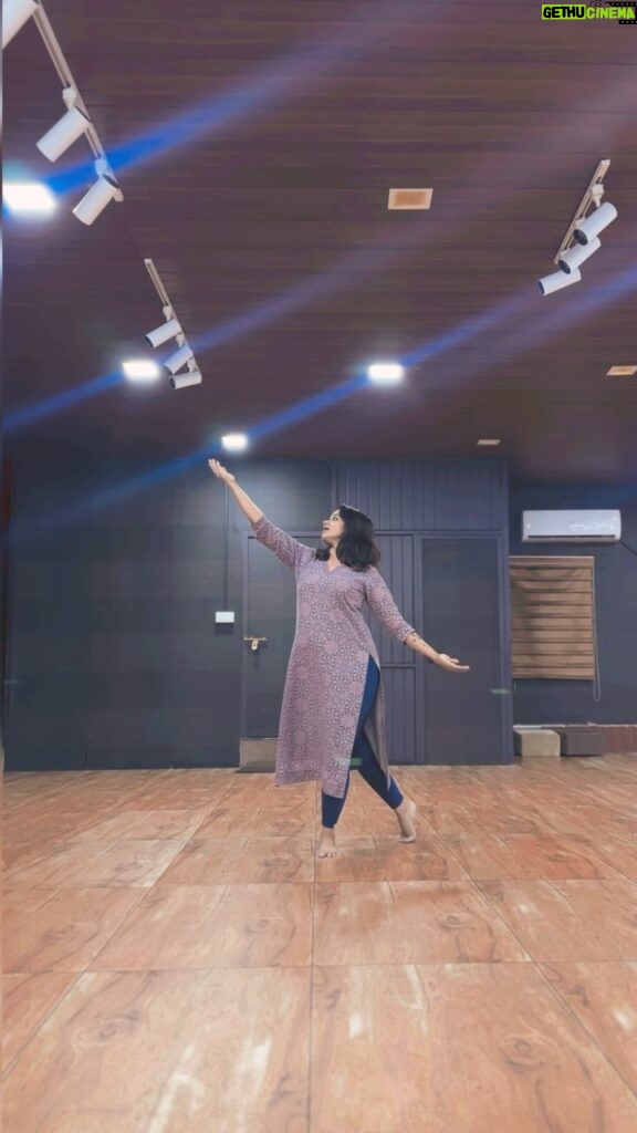 Renjini Kunju Instagram - Saiyaan Hatto jaao….. Just tried to recreate the beautiful choreography by @anjanac_choreo #heermandionnetflix #sanjayleelabhansali #aditiraohydari