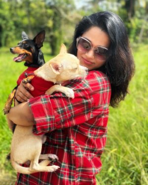Renjini Kunju Instagram - “Christmas cheer is better with a purr and a wag.”

📷 @shadnsha 

#christmas #pawfamily #christamasholidays