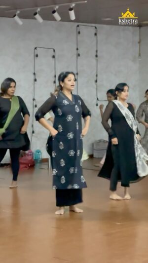 Renjini Kunju Instagram - 💃💃💃

Tutorial for dancing to the iconic Bollywood song “Babuji Zara”! 

Kshetra tutorial series #ladies bollywood #babujizaradheerechalo 

🎥 @rarefilms.in