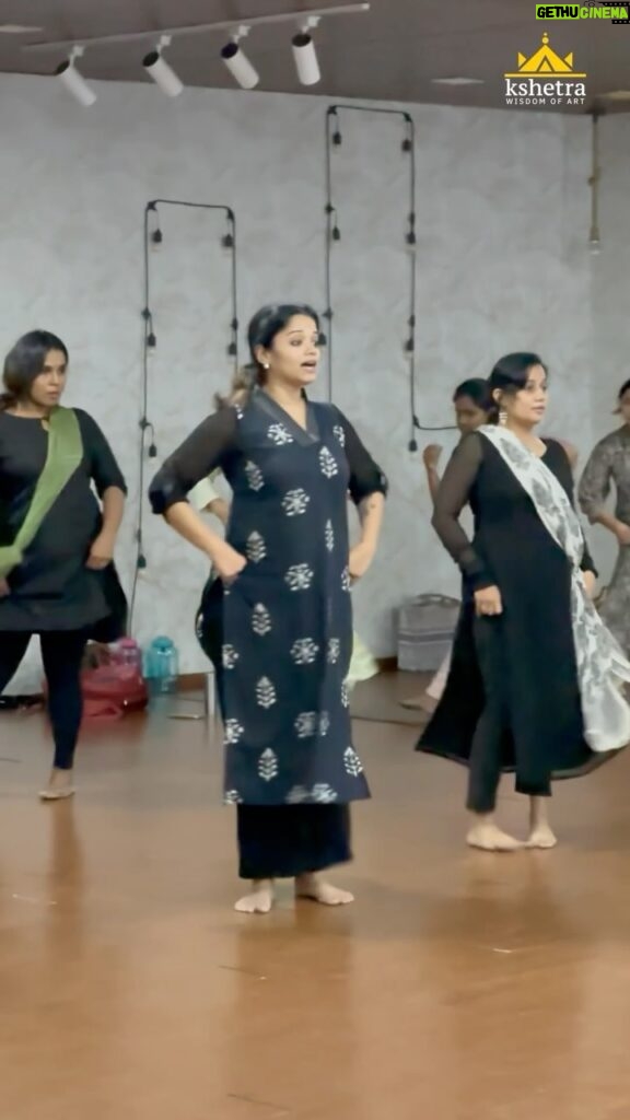Renjini Kunju Instagram - 💃💃💃 Tutorial for dancing to the iconic Bollywood song “Babuji Zara”! Kshetra tutorial series #ladies bollywood #babujizaradheerechalo 🎥 @rarefilms.in