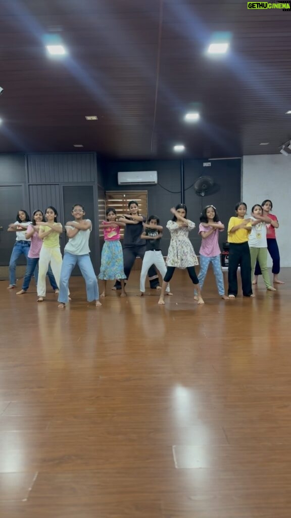 Renjini Kunju Instagram - With the our girl squad 🙋‍♀️🙋‍♀️🙋‍♀️ #reelsinstagram #trendingreels #reelitfeelit