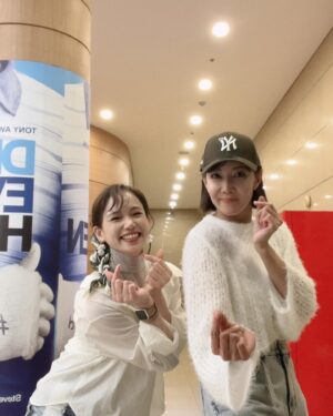 Reon Yuzuki Instagram - .
韓国で観劇したもの🙋
.
まずは
大尊敬する
オクジュヒョンさん
出演の
マリーアントワネット‼️
.
ギリギリ
千秋楽前に
滑り込みセーフで
観ることが出来ました🩷
.

さいっきょう‼️‼️‼️

.
もう
嗚咽するぐらい
泣きました。

.
他の出演者の方々も。
皆様
素晴らしすぎて
真摯に役に
向かい合っていて
心の底から
震え上がりました🙋

.
終演後
まさかの
お会いしてくださるという事で😭🩷🙏
しかし
泣きまくって
カメラも沢山あったから
目線もありませんが🥲
🙏🙏
.
ほんとに
観るたびに
素晴らし過ぎて
私も頑張ろうと
勇気をいただけます。

.
そして
走って移動して
夜公演は
DEAR EVAN HANSEN‼️
.

映画でも
感動したのに。
これは
また
感動凄かったです💦😭

.
主役の方が
アンサンブルから
この役に
抜擢された方で
もう
その役としか
見れないぐらい
魂がほとばしってました🙋

.
開演前に
ばったり
ソニンちゃんも
このキャストを
選んで
観にきてて
喜びの再会🩷🩷

.
韓国で会えるなんて☺️☺️
服もお揃いみたいになったし☺️☺️☺️👍

.
幕間も
終演後も
感動を分かち合いました☺️

.

そして
後日
ベンジャミンバトンも
観ました☺️

.
こちらも
パペットを使った演出で
最後は
すごーく
切なくなりました🙏
観たかった
3作品観れて
大大大満足🩷🩷
.

#マリーアントワネット
#DEAREVANHANSEN
#ベンジャミンバトン
#ソニン ちゃん
#オクジュヒョン さん
#イジヘ さん
#柚希礼音