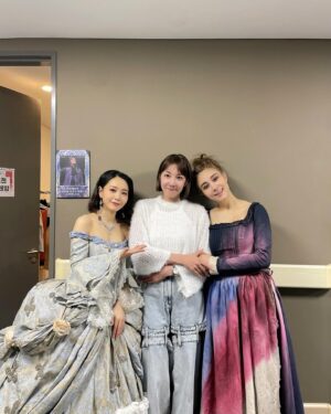 Reon Yuzuki Instagram - .
韓国で観劇したもの🙋
.
まずは
大尊敬する
オクジュヒョンさん
出演の
マリーアントワネット‼️
.
ギリギリ
千秋楽前に
滑り込みセーフで
観ることが出来ました🩷
.

さいっきょう‼️‼️‼️

.
もう
嗚咽するぐらい
泣きました。

.
他の出演者の方々も。
皆様
素晴らしすぎて
真摯に役に
向かい合っていて
心の底から
震え上がりました🙋

.
終演後
まさかの
お会いしてくださるという事で😭🩷🙏
しかし
泣きまくって
カメラも沢山あったから
目線もありませんが🥲
🙏🙏
.
ほんとに
観るたびに
素晴らし過ぎて
私も頑張ろうと
勇気をいただけます。

.
そして
走って移動して
夜公演は
DEAR EVAN HANSEN‼️
.

映画でも
感動したのに。
これは
また
感動凄かったです💦😭

.
主役の方が
アンサンブルから
この役に
抜擢された方で
もう
その役としか
見れないぐらい
魂がほとばしってました🙋

.
開演前に
ばったり
ソニンちゃんも
このキャストを
選んで
観にきてて
喜びの再会🩷🩷

.
韓国で会えるなんて☺️☺️
服もお揃いみたいになったし☺️☺️☺️👍

.
幕間も
終演後も
感動を分かち合いました☺️

.

そして
後日
ベンジャミンバトンも
観ました☺️

.
こちらも
パペットを使った演出で
最後は
すごーく
切なくなりました🙏
観たかった
3作品観れて
大大大満足🩷🩷
.

#マリーアントワネット
#DEAREVANHANSEN
#ベンジャミンバトン
#ソニン ちゃん
#オクジュヒョン さん
#イジヘ さん
#柚希礼音