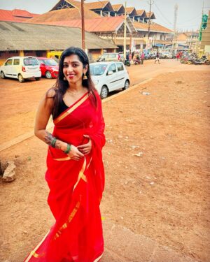 Reshma Nair Instagram - You know my name, not my story ! 

#futurenostalgia #corememory #picsisendmymum #ughsocute #keepthesmileon #temple #raremornings #chotanikaratemple #saree #glassbangles