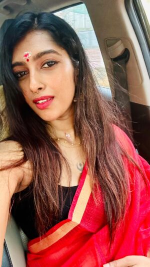 Reshma Nair Instagram - The way you feel in the temple is a pattern for how you want to feel in your life ❤️✨

#kerala #temple #mornings #reelsinstagram #explorepage #instagram #reelitfeelit #instagood #instagramreels #red #redlips
