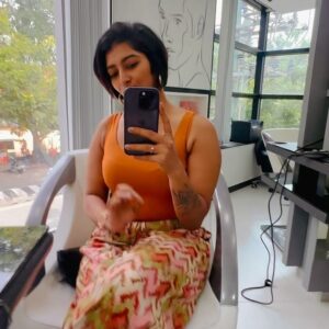 Reshma Nair Instagram - Short and Sassy ✂️🧡🍑

#chopchop #shorthairdontcare #carefree
