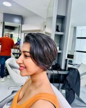 Reshma Nair Instagram - Short and Sassy ✂️🧡🍑

#chopchop #shorthairdontcare #carefree