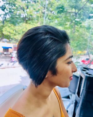 Reshma Nair Instagram - Short and Sassy ✂️🧡🍑

#chopchop #shorthairdontcare #carefree