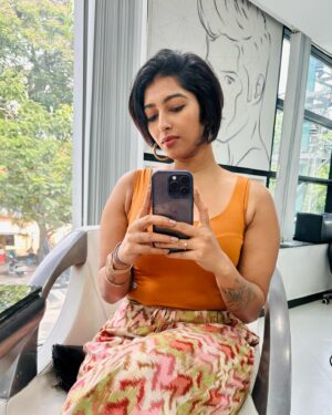 Reshma Nair Instagram - Short and Sassy ✂️🧡🍑

#chopchop #shorthairdontcare #carefree