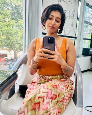 Reshma Nair Instagram - Short and Sassy ✂️🧡🍑

#chopchop #shorthairdontcare #carefree