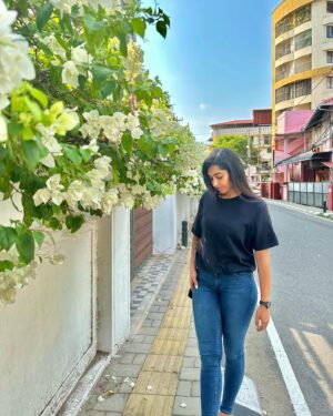 Reshma Nair Instagram - Her hair falls loose in a cascade of black curls, caught in a crown of white bougainvillea.

#bougainvillea #tropical #flower #white