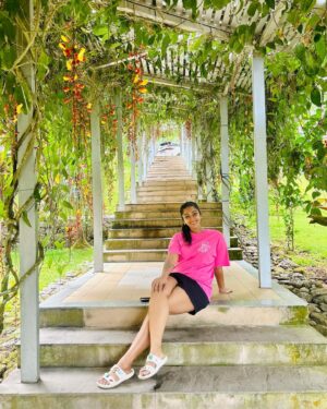 Reshma Nair Instagram - Spellbound by the cascading #thunbergiamysorensis 💐🎀🕷️🍃

#vacation #roadtrip #girlstrip #mountains #munnar #letchmiestate #wild #nature