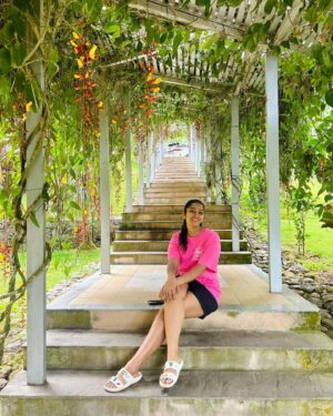 Reshma Nair Instagram - Spellbound by the cascading #thunbergiamysorensis 💐🎀🕷️🍃

#vacation #roadtrip #girlstrip #mountains #munnar #letchmiestate #wild #nature