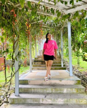 Reshma Nair Instagram - Spellbound by the cascading #thunbergiamysorensis 💐🎀🕷️🍃

#vacation #roadtrip #girlstrip #mountains #munnar #letchmiestate #wild #nature