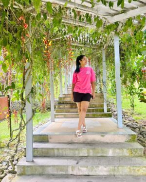 Reshma Nair Instagram - Spellbound by the cascading #thunbergiamysorensis 💐🎀🕷️🍃

#vacation #roadtrip #girlstrip #mountains #munnar #letchmiestate #wild #nature