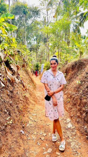 Reshma Nair Instagram - Visiting Chandrettante Chayakada was the best thing that happened during my Calicut trip.Walking through the red mud narrow lane brought back a rush of nostalgia and made me reminisce about my younger, carefree childhood days.The taste of homemade dishes, prepared with love, the tantalising aroma of freshly cooked fish, eating meals out of banana leaf, the old-fashioned vibes; I give it a ⭐️⭐️⭐️⭐️⭐️. Eating at local places like this should be on everyone’s bucket-list.It was a special dining experience which was truly heart warming.