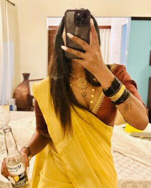 Reshma Nair Instagram - Never ever missing out a chance to wear a saree 💛. #foreveraddicted #girlsgirlsgirls #girlsnight #birthday #weddingbells #saree #calicut