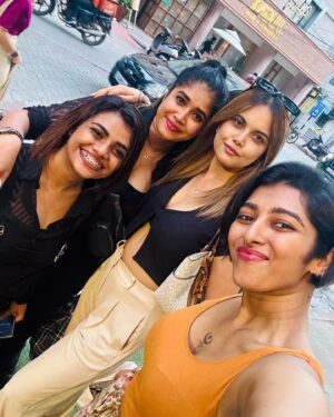 Reshma Nair Instagram - Good food, great friends and endless fun 🏙️🎉👯‍♀️🍕🌆

#weekend #bangalore #getaway