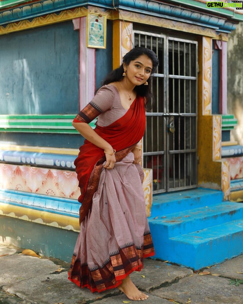 Reshma Venkatesh Instagram - Happy Saraswathi Pooja 🦜 🥻🌺: @ivalinmabia 📸✨: @sat_narain 💄💫: @priyaprabu_artistry 🕊✨: @arunprajeethm