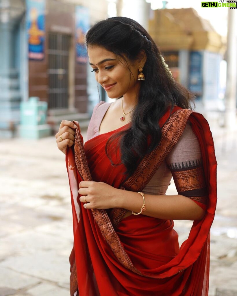 Reshma Venkatesh Instagram - Happy Saraswathi Pooja 🦜 🥻🌺: @ivalinmabia 📸✨: @sat_narain 💄💫: @priyaprabu_artistry 🕊✨: @arunprajeethm