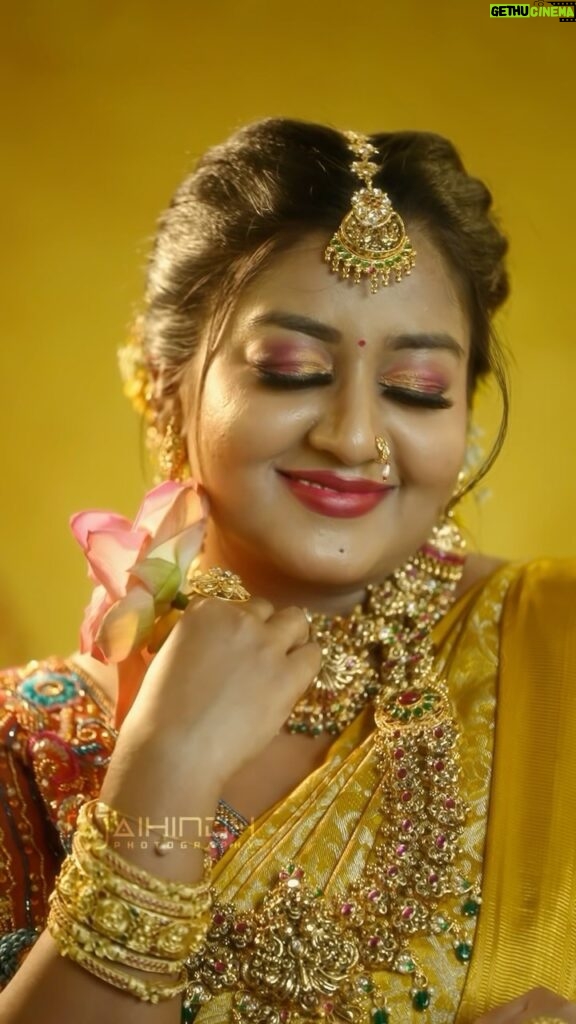 Rhema Ashok Instagram - கன்னத்தில் முத்தமிட்டால்! 🦋✨ Mua: @kireana_makeup_artistry Blouse: @av_designerboutique Flower: @lsquarebridalflowerdesigner Dop: @jaihindh_photography Jewellery: @taj_gold_covering