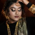 Rhema Ashok Instagram - நீ பாக்கும்போது பத்திக்கிச்சி மனசு எனக்கு! 🖤✨ Favourite set of pictures from my favourite shoot! Thanks daddy for this elegant saree ♥️ I received this saree as a gift from dad! And I was waiting to use it for a special occasion but it turned out beautiful for my shoot and the concept :) Wearing saree gifted by dad is so special. Right 🥹 love you daddy @ashrebesirhema Mua: @kanmani_mua Jewellery: @vinodevbridaljewellery Dop: @d_studiophotography
