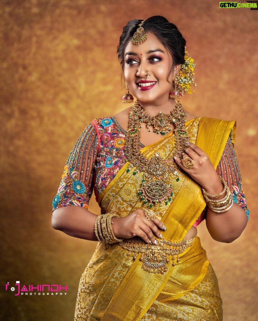 Rhema Ashok Instagram - ஒரு மஞ்சள் மேகம்! சிறு பெண்ணாகி முன்னே போகும்! 💛✨ Mua: @kireana_makeup_artistry Blouse: @av_designerboutique Jewellery: @taj_gold_covering Flower: @lsquarebridalflowerdesigner Dop: @jaihindh_photography