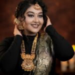 Rhema Ashok Instagram - நீ பாக்கும்போது பத்திக்கிச்சி மனசு எனக்கு! 🖤✨ Favourite set of pictures from my favourite shoot! Thanks daddy for this elegant saree ♥️ I received this saree as a gift from dad! And I was waiting to use it for a special occasion but it turned out beautiful for my shoot and the concept :) Wearing saree gifted by dad is so special. Right 🥹 love you daddy @ashrebesirhema Mua: @kanmani_mua Jewellery: @vinodevbridaljewellery Dop: @d_studiophotography
