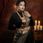 Rhema Ashok Instagram - நீ பாக்கும்போது பத்திக்கிச்சி மனசு எனக்கு! 🖤✨ Favourite set of pictures from my favourite shoot! Thanks daddy for this elegant saree ♥️ I received this saree as a gift from dad! And I was waiting to use it for a special occasion but it turned out beautiful for my shoot and the concept :) Wearing saree gifted by dad is so special. Right 🥹 love you daddy @ashrebesirhema Mua: @kanmani_mua Jewellery: @vinodevbridaljewellery Dop: @d_studiophotography