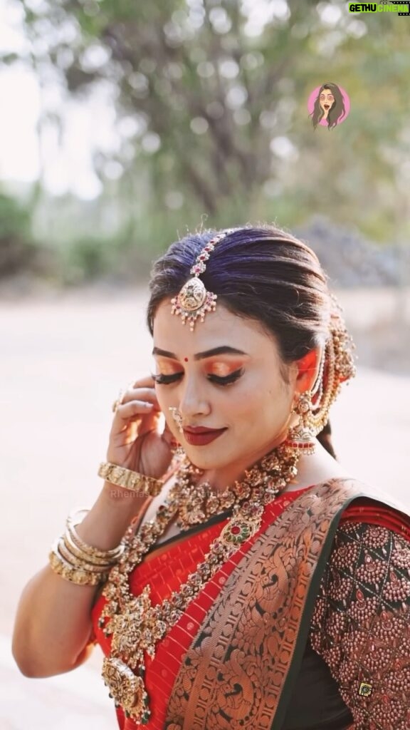 Rhema Ashok Instagram - Iconic muhurtham look created on our ONE DAY BRIDE & GROOM MAKEUP SEMINAR - THIRUNELVELI ♥️ Sweat proof and advanced techniques along with my tricks and tips, i showcased this iconic MUHURTHAM look! Stay tuned for our upcoming seminar 🫶🏻 To know more : 7339065363 #rhemasbellezzaatelier™️ ✨ Tutor: @rhema_ashok Celebrity model: @farina_azad_official Wearing: @lithas_rentals Jewellery: @taj_gold_covering Hairstylist & draping : @miss_pretty_makeoverartist Dop: @bumblebee.studio_ Flower: @lsquarebridalflowerdesigner